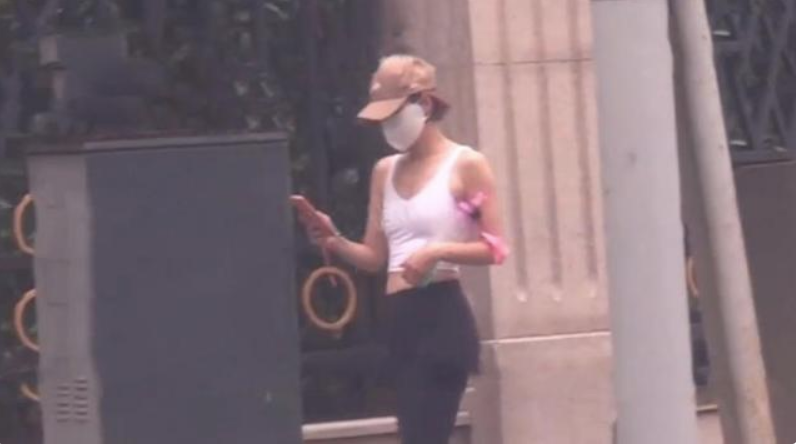 潮帮先生|马伊琍真没明星包袱，穿运动背心配瑜伽裤就出门，90斤瘦得像麻杆