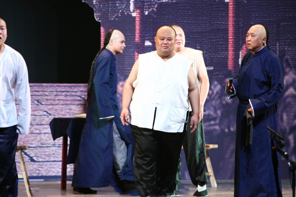 孙越|相声演员孙越的妻子，被网友调侃是带了假发的岳云鹏，福气满满的