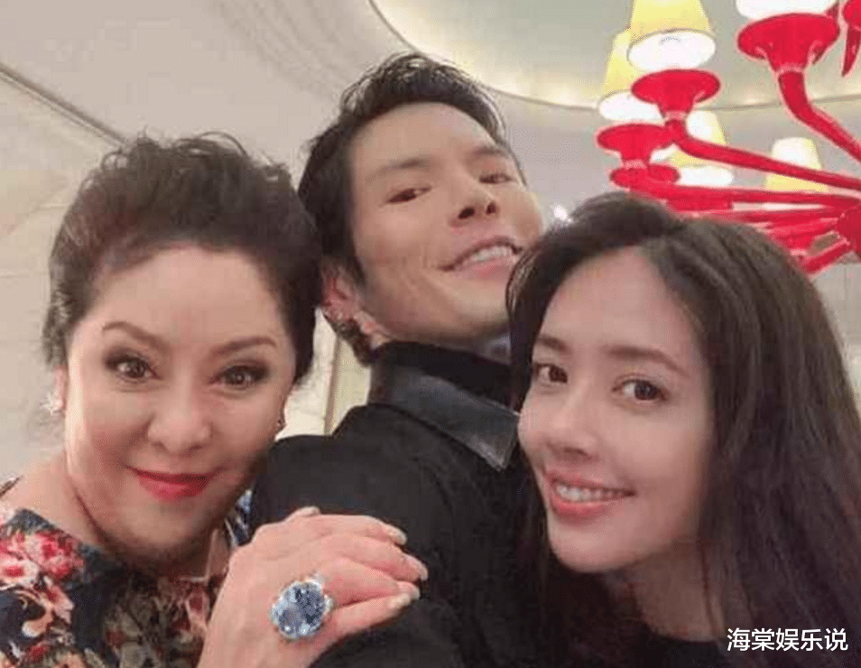 郭碧婷|郭碧婷10月11日素颜遛娃，被嘲还没保姆打扮得洋气，向佐潮范十足