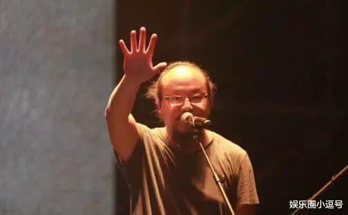 窦唯|51岁窦唯现身街头小店，打扮怪异像大侠，偷刷王菲讯息疑念念不忘