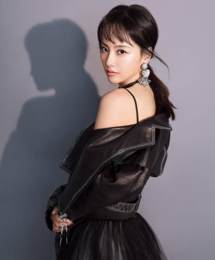 蔡少芬|张嘉倪穿上秋天第一件皮衣，剪学生头好乖，被老公牵着像邻家妹妹