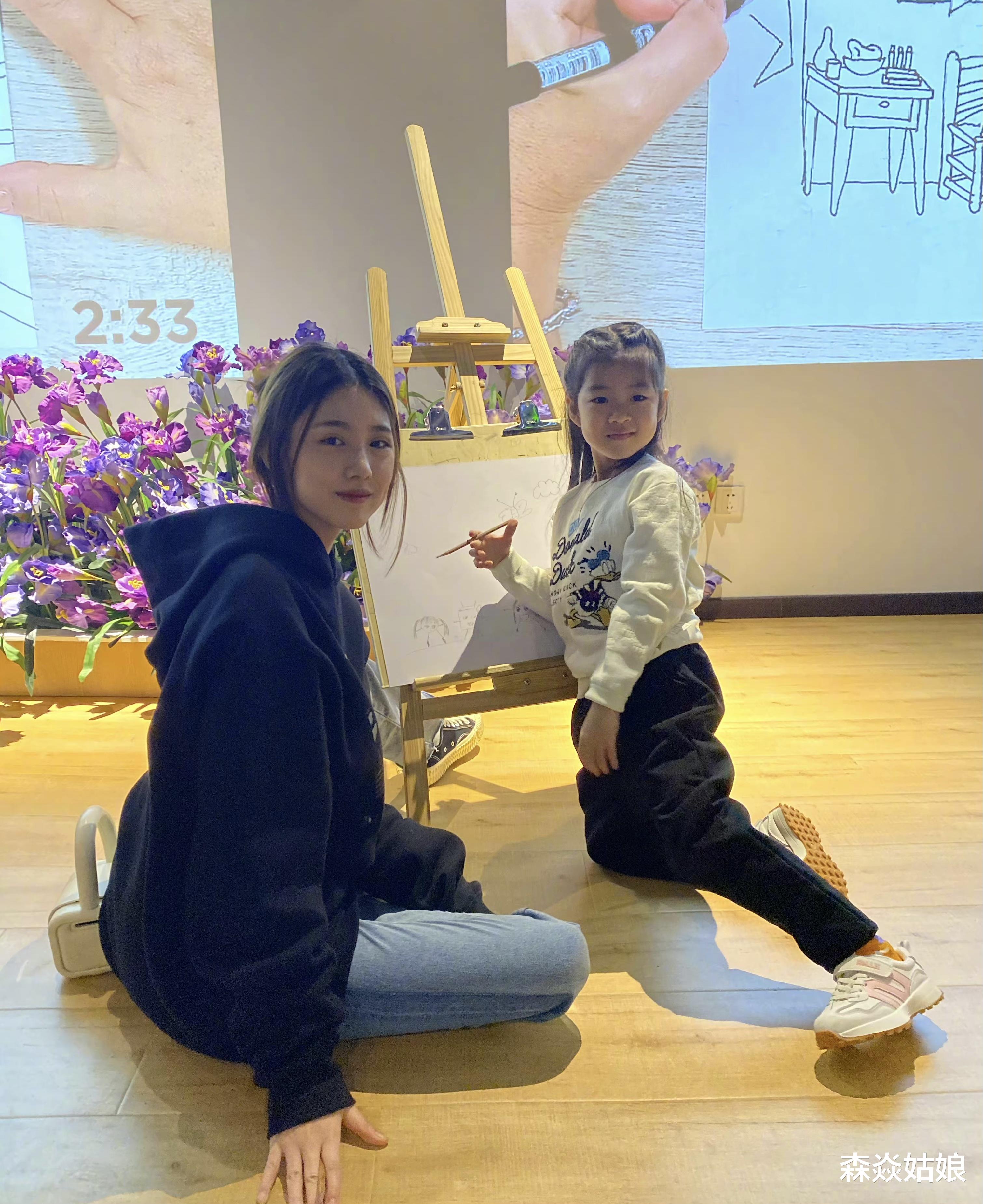 章子怡|章子怡晒仨儿女日常照，小苹果完全融入新家庭，一家五口羡煞旁人