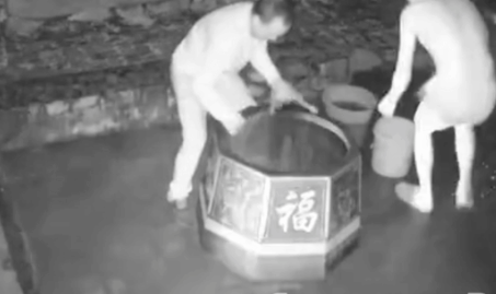 深夜里他背起老头就跑,老头举棍便打,没想到是这样