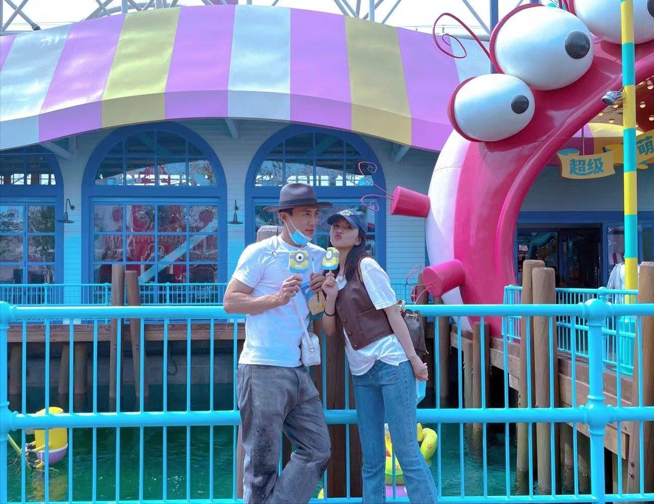 王灿|王灿晒夫妻甜蜜合影，杜淳不顾硬汉形象替老婆背包，成宠妻小能手