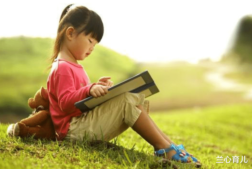 女孩 17岁少女独自外出打工，因太单纯被骗300元，稚嫩的让人心疼