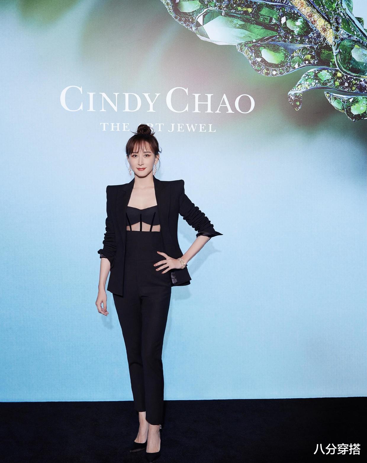 八分穿搭|胡静真没“阔太架子”，针织外套配开叉长裤休闲随性，低调朴素