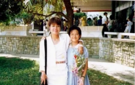 范晓萱|打唇钉、纹花臂，为爱摘子宫永不婚，周迅闺蜜范晓萱才是真的豪横