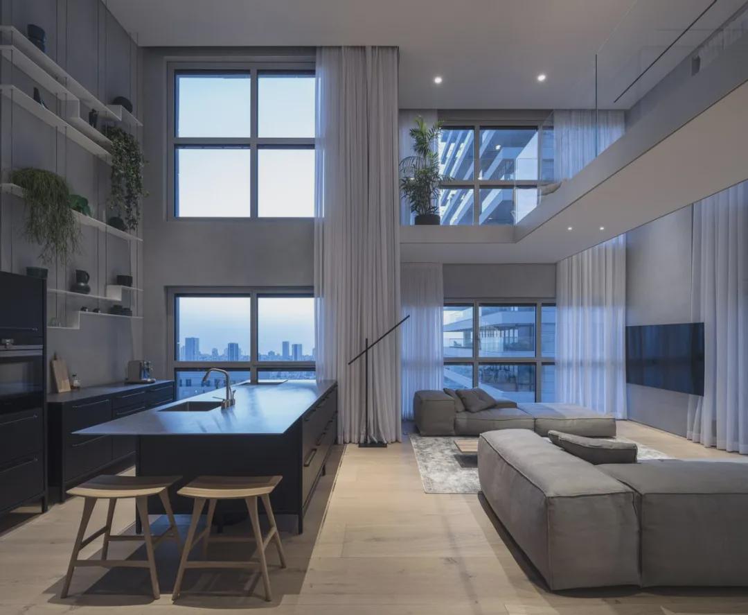 80㎡顶楼挑空复式，装5m高落地窗+玻璃砖墙，变身“贵族公寓”！