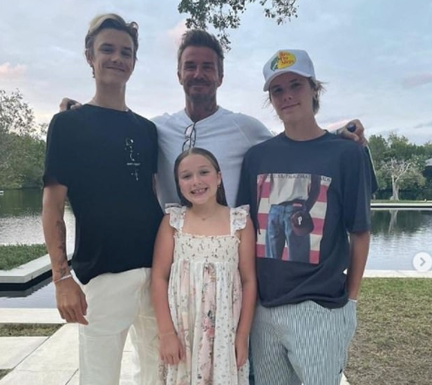 小贝|贝克汉姆73岁父亲再婚娶富婆，小贝携妻女以伴郎身份帅气亮相