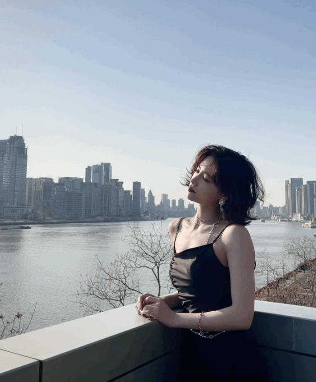 许佳琪|许佳琪的身材靠p图？路人拍照故意不开美颜，真实腿型一览无余