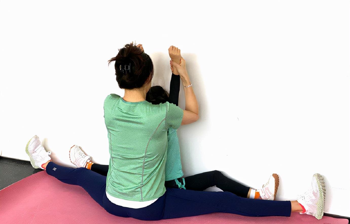 章子怡|42岁章子怡倒吊露出纸片腰！一字劈叉长腿惊艳，5岁女儿身材随妈