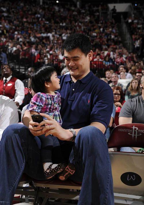 叶莉|嫁给身高2米26，体重达400斤的姚明，叶莉: 压力大并不轻松