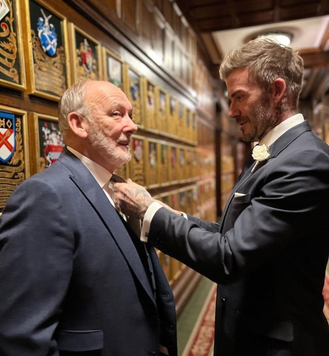 贝克汉姆|贝克汉姆晒合影宣布父亲再婚，62岁富豪继母改随夫姓