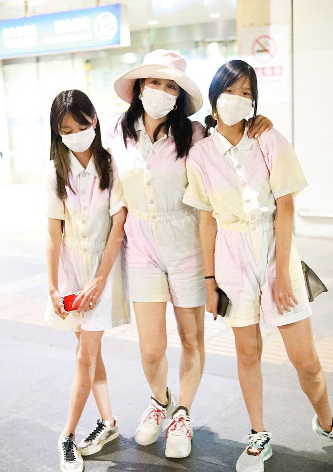 美搭刊报|钟丽缇母女穿亲子装现身，连体短裤时尚减龄，俩女儿太有超模范了