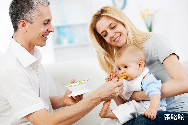 歪骆驼|新手妈妈须知,宝宝的辅食该怎么添加,才能降低食物过敏的风险?