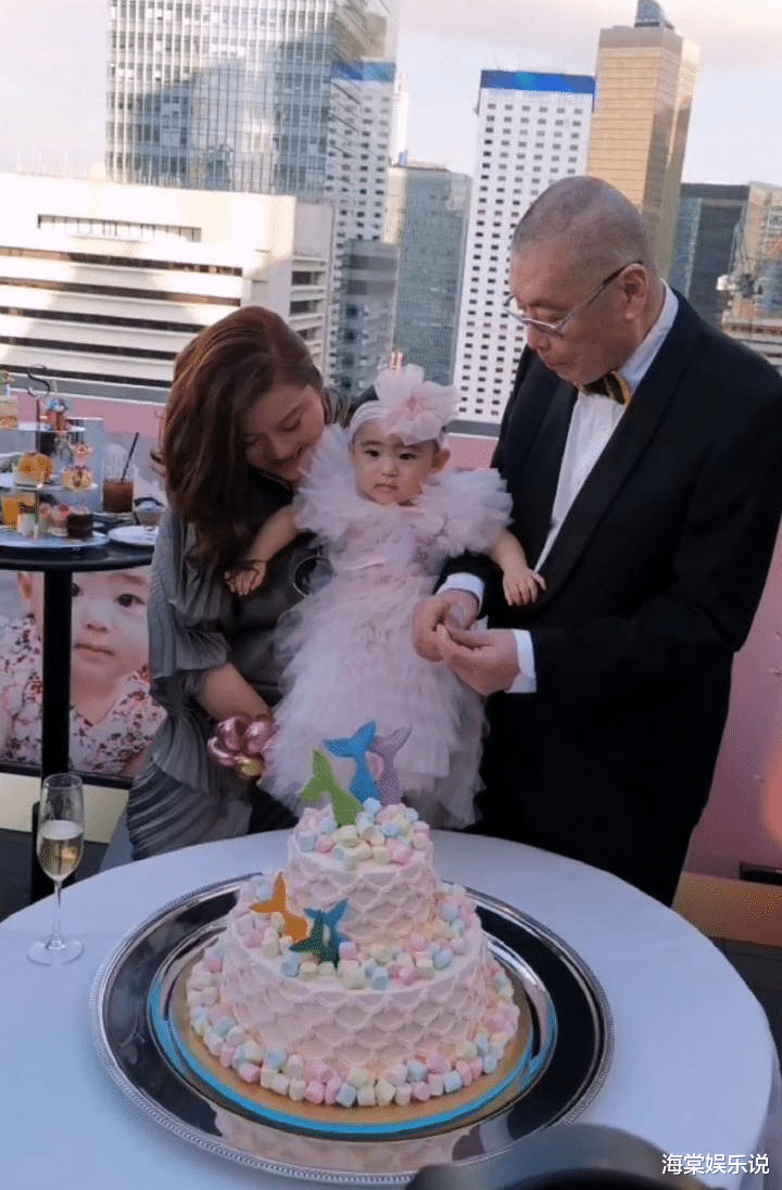 82岁钢琴大师刘诗昆精力真旺!为爱女摆1周岁生日宴,女儿真像他