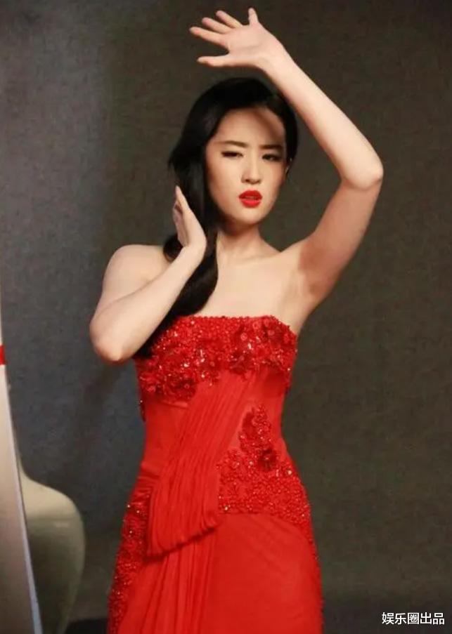 刘亦菲|刘亦菲拍电影海报旧照曝光，穿红裙引热议，评论区的内容褒贬不一