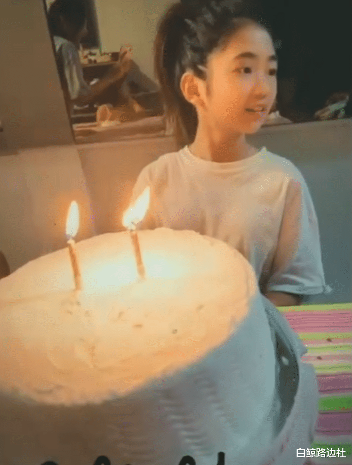 曹格|曹格妻子晒11岁女儿近照！偷穿恨天高打扮成熟，继承了妈妈高颜值