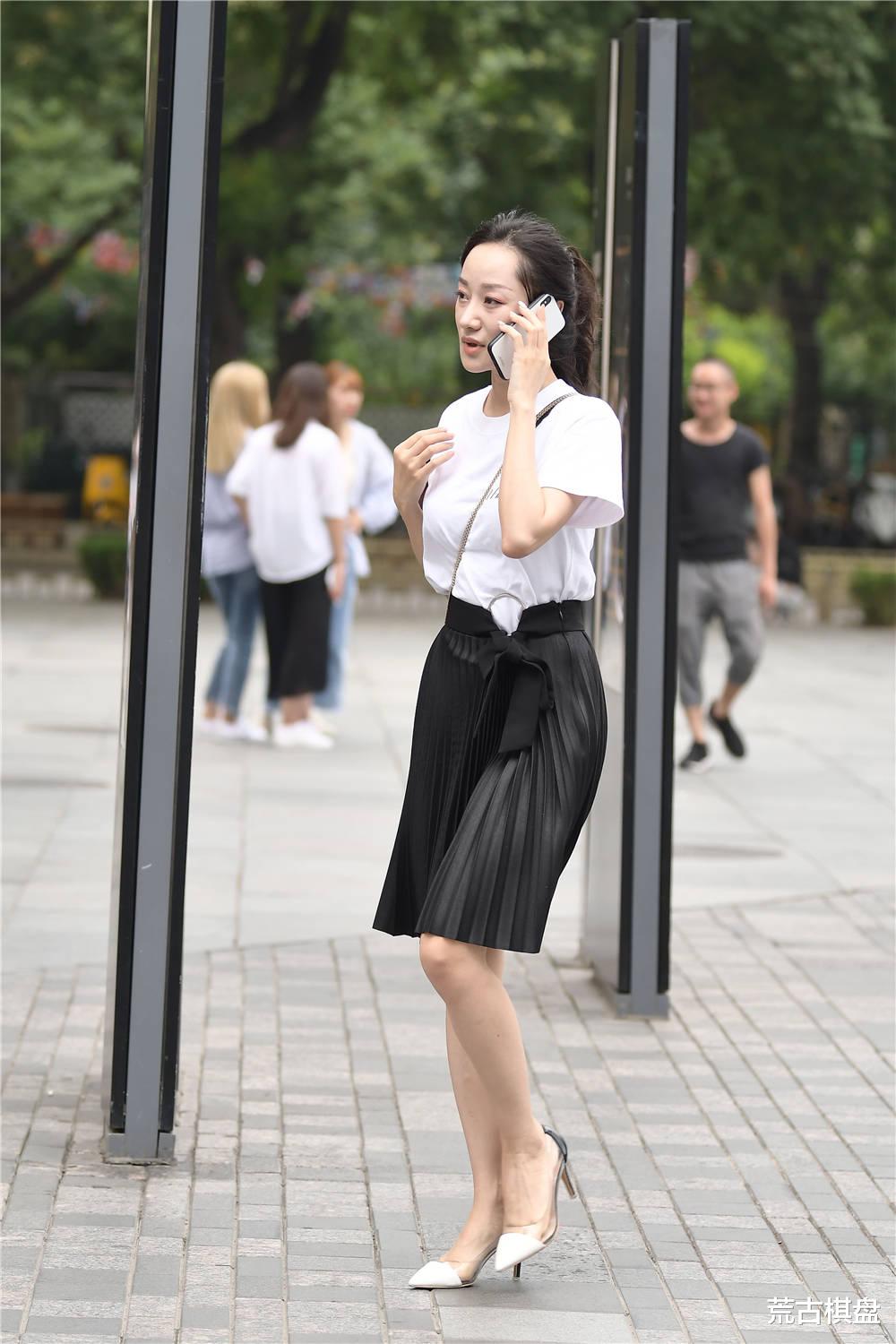 荒古棋盘|黑色高腰百褶裙搭配白色半袖，脚下的高跟鞋，也是黑白色对比
