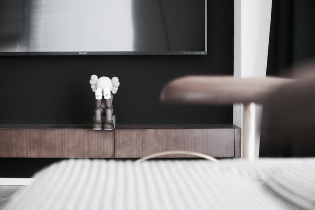 150㎡现代极简,净白空间+木质感,布置黑色家具,效果很高级