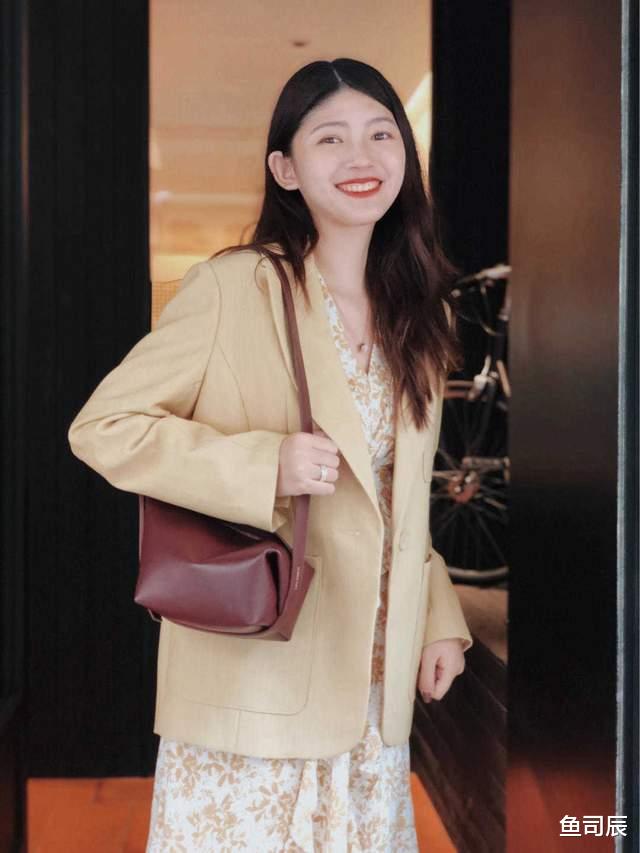 鱼司辰|初秋，梨形身材和成熟脸怎么穿？浅蓝色西服搭配连衣裙，温柔优雅