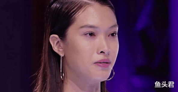 女孩|她曾否认自己是中国人，如今却想回国捞金，网友怒喊：滚出去