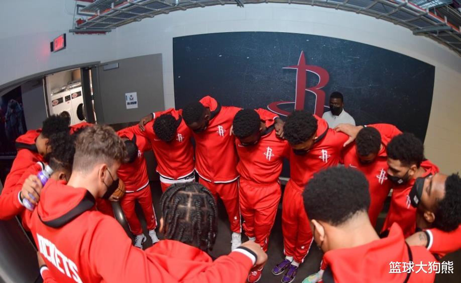 案件通报 福斯特离队，火箭队只需清理1人！裁人交易2选1？17人阵容将出炉