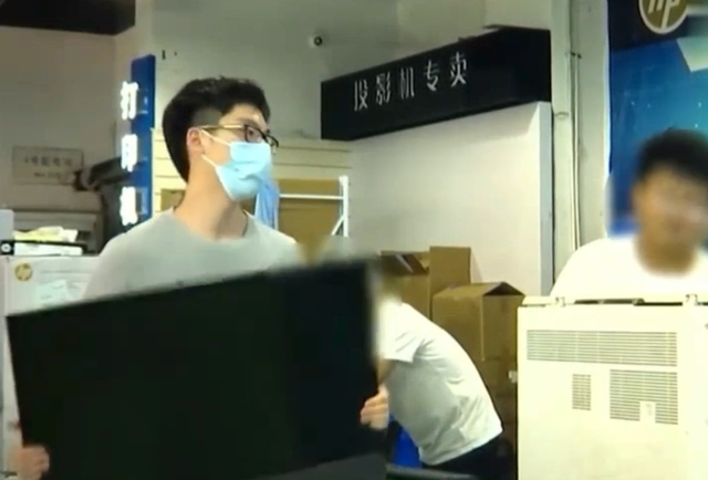 惠普|男子1万8买名牌电脑，打游戏却一直死机，维修多次无果怒砸电脑！