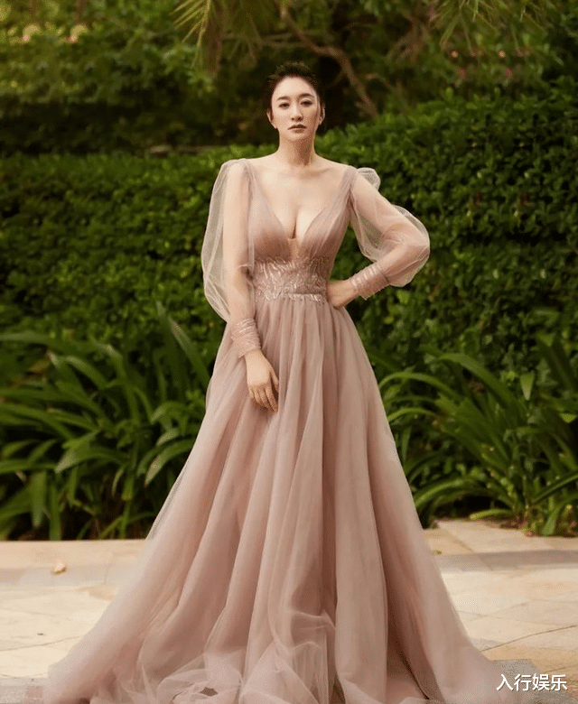 李小冉|肤若凝脂李小冉：遭玩弄2次怀孕，得罪黑社会男友被砍20刀断脚筋