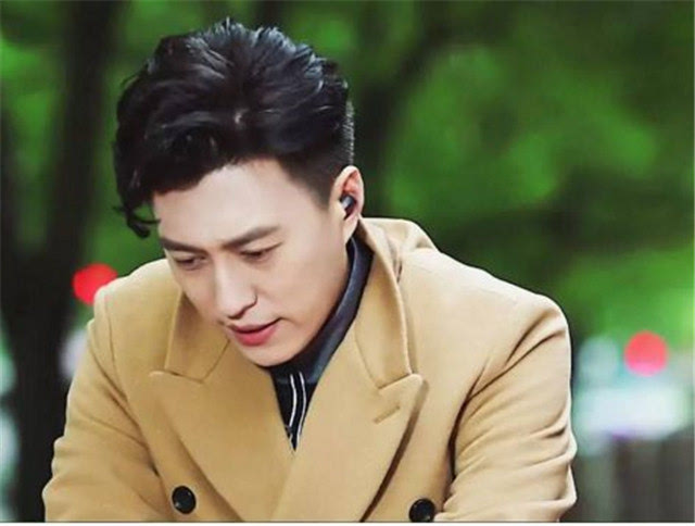 靳东|靳东妻子李佳，晒出近照，打扮低调随性，他们的大儿子实在太帅了