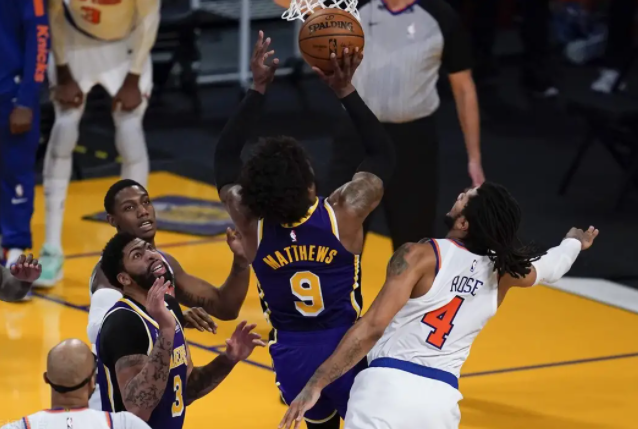 湖人队|湖人“索哈组合”试验宣告成功，湖人加时赛以101－99险胜尼克斯！