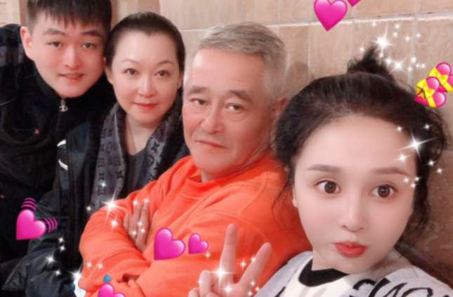 赵本山|赵本山儿子恋情疑曝光！女方妆容精致长腿瞩目，默契共舞笑开怀