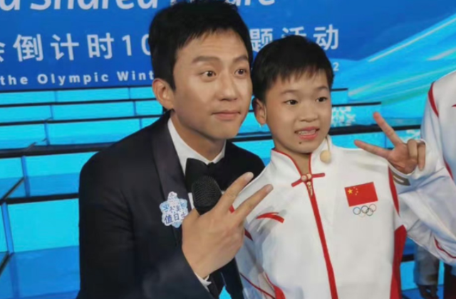 各抒己见 全红婵见明星太激动！央视后台手舞足蹈，见到男神陈伟霆两眼放光