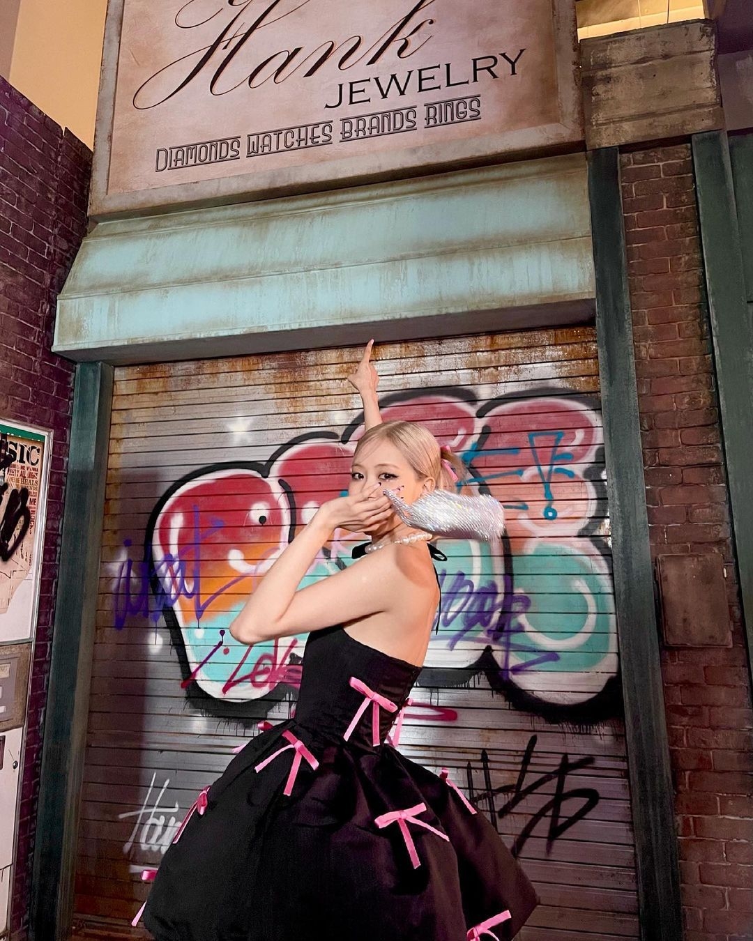 时尚课|Rose晒专辑花絮美照,穿蝴蝶结蓬蓬裙俏皮可爱,却被20厘米板砖鞋抢了镜