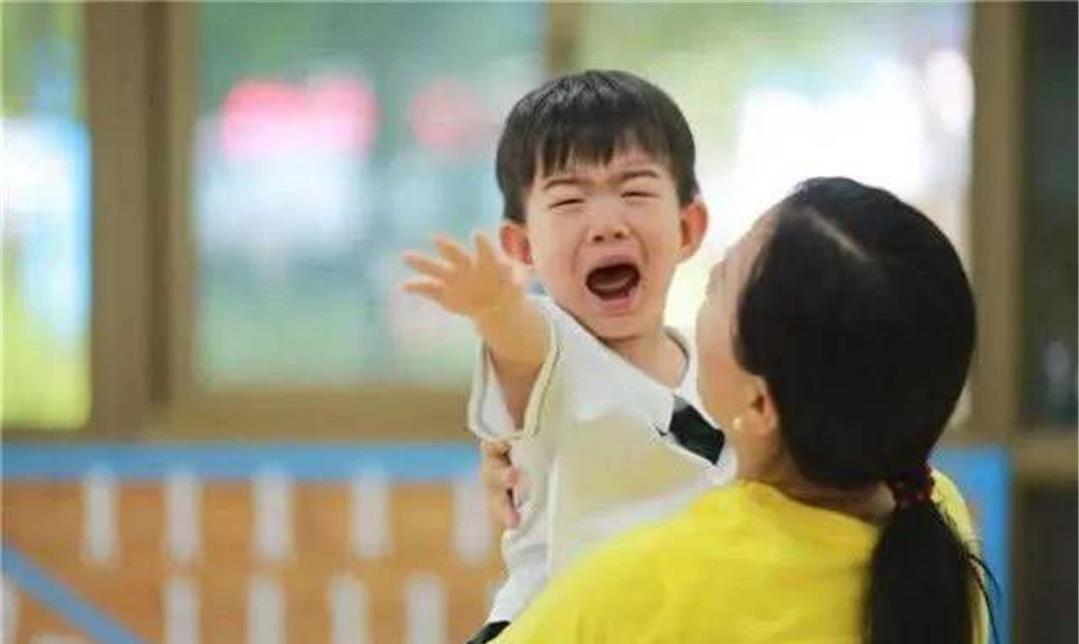 小雪妈妈育儿|孩子哭闹不想上幼儿园，是妥协带回家？还是狠心让老师带走？