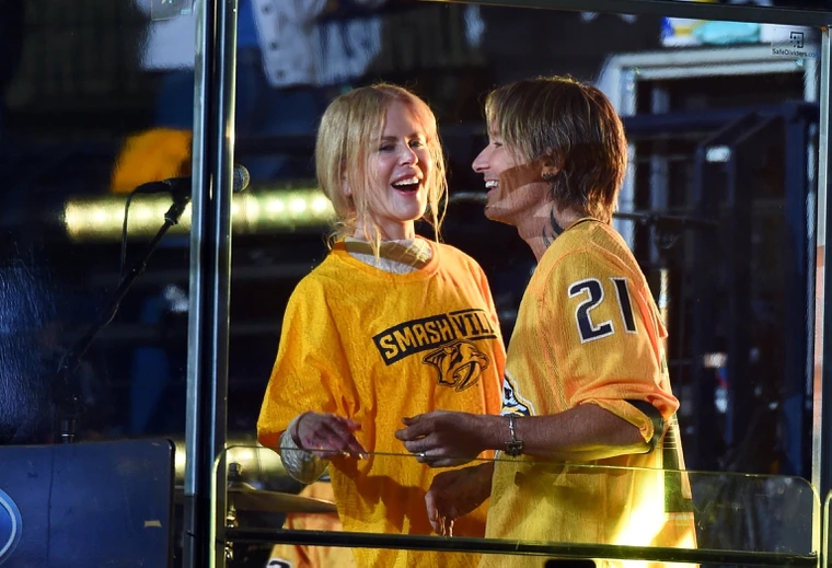 杨幂|54岁影后妮可·基德曼陪老公出席音乐颁奖会：穿高衩洋装风头尽露