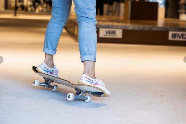 闲鱼有话说|郭晶晶运动天赋真强，穿55元飞跃鞋玩滑板，动作潇洒比霍启刚还帅