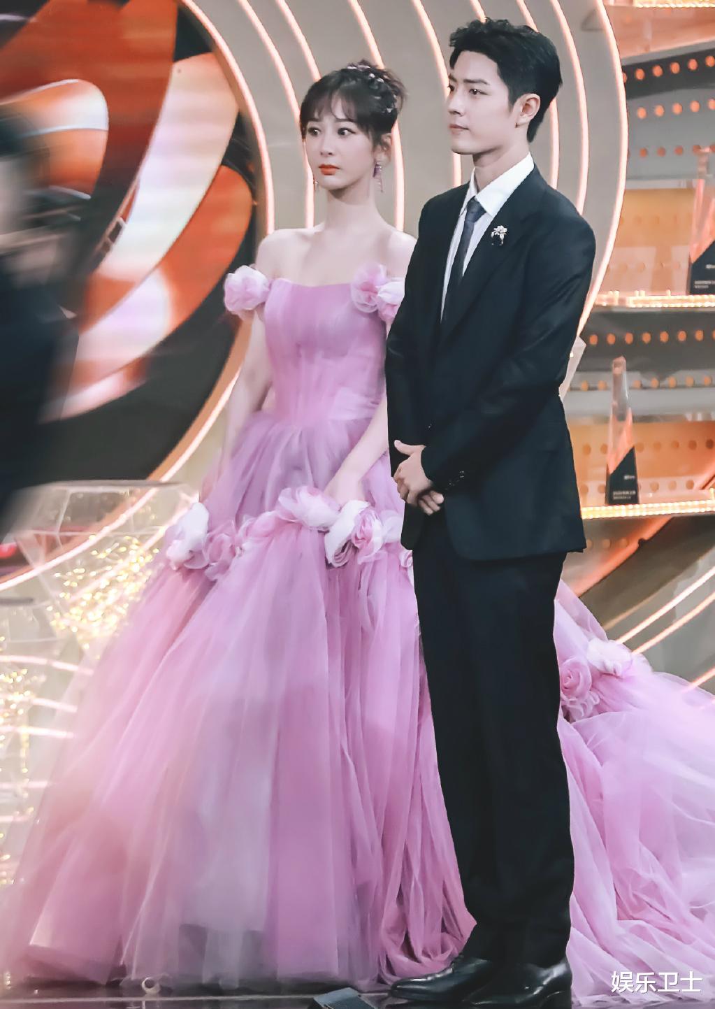 杨紫|杨紫微博之夜求肖战提裙？大粉晒近拍视频澄清，曾三次拒绝却仍被“帮忙”