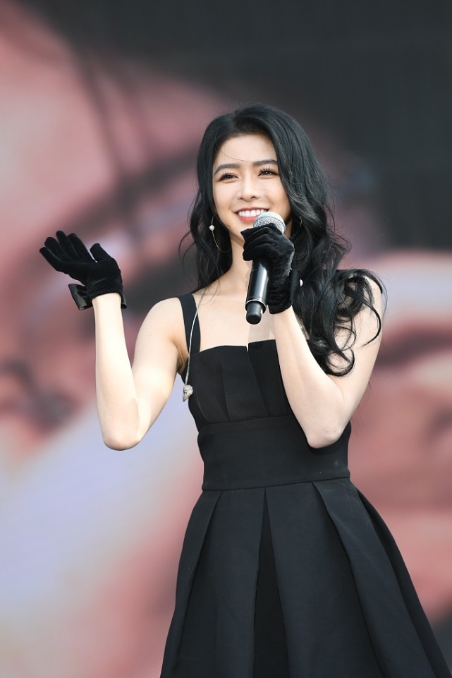 BiuFashion|27岁的蔡卓宜穿黑裙挺妩媚，看不出是离过婚的人，王大陆眼光挺好