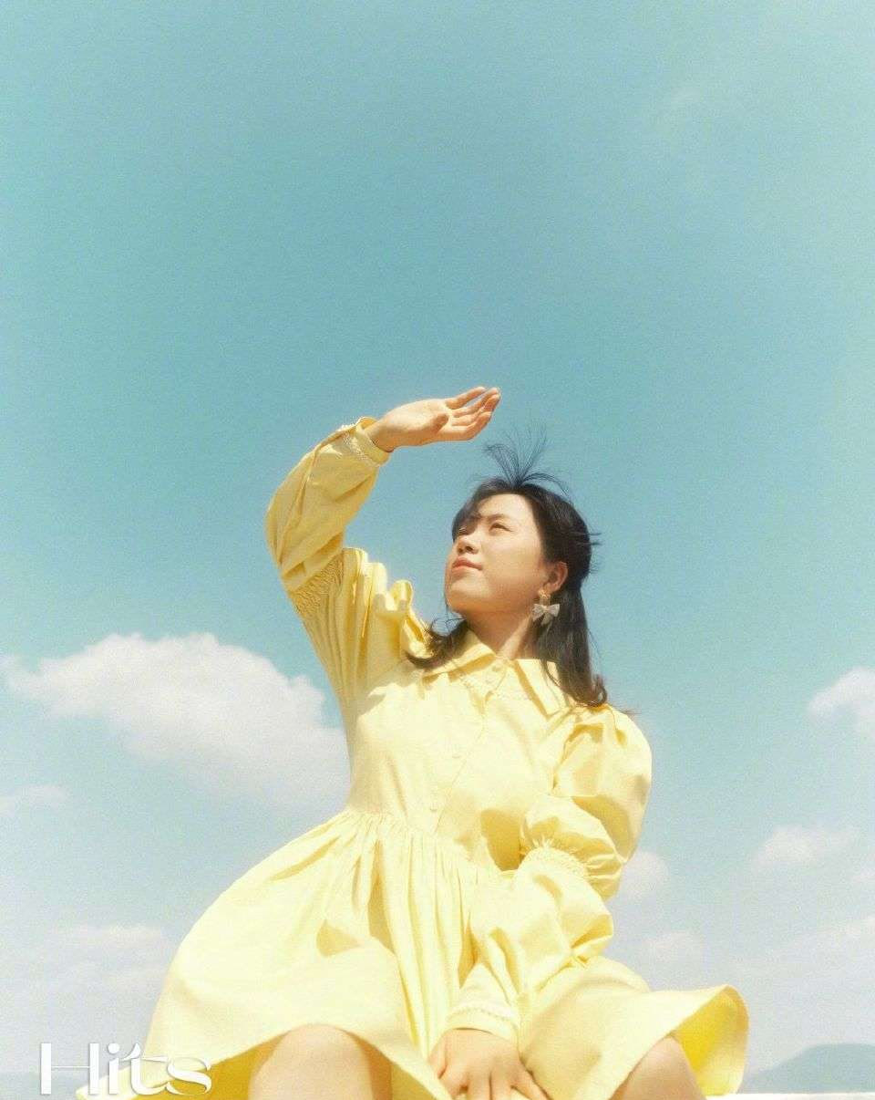 连衣裙 杨倩拍大片真有秋日气息，穿连衣裙扎高马尾，小黄鸭发夹依旧抢镜