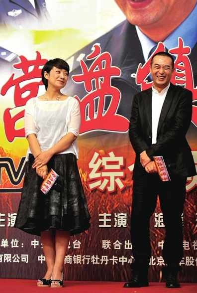 闲鱼有话说|张嘉译携老婆亮相，52岁穿极简黑白美得优雅大气，两人看着真登对