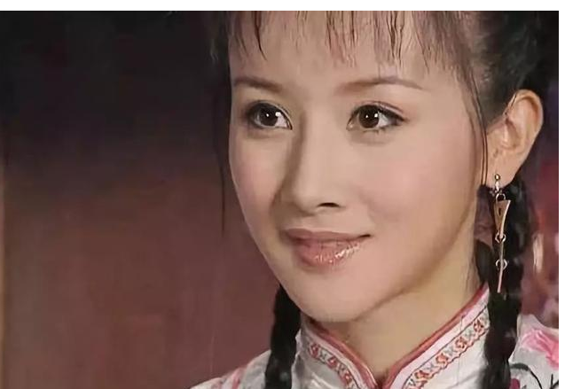 贾静雯|她演《李卫当官》而走红，因片场被打退出娱乐圈，如今韵味不减当年！