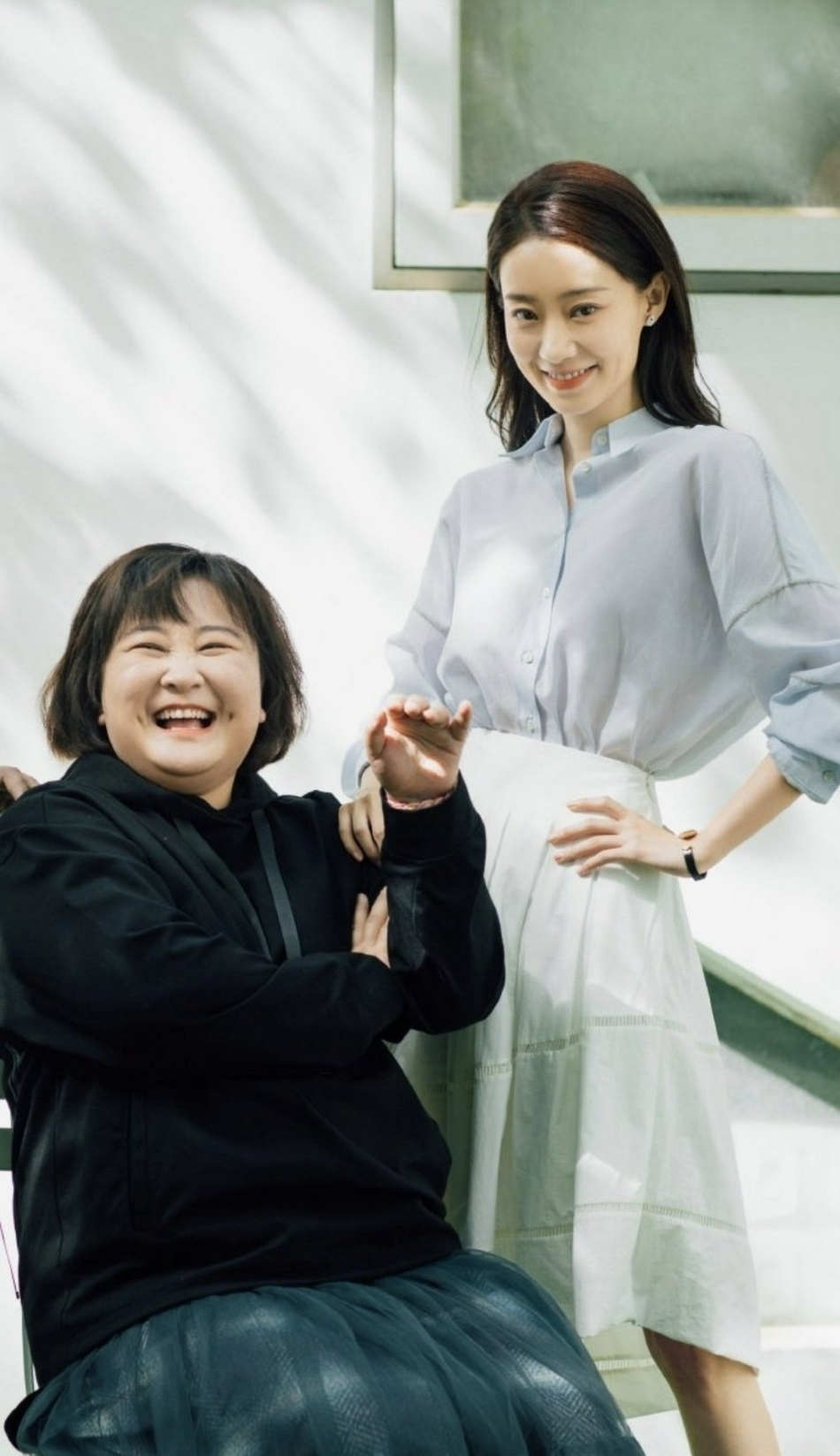 一街拍|网友影城偶遇贾玲张小斐，贾玲扎小辫子，张小斐戴帽耸肩好呆萌