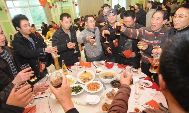 聚餐|婆家聚餐,2年没人掏钱我花四千,回家看到家族群上的消息我愣了