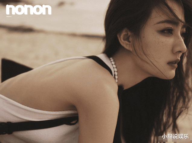 徐璐|徐璐晒海边泳装照，美背比细嫩筷子腿吸睛，面对镜头眼神迷离勾人