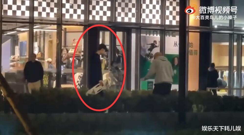 高露|王一博“夜滑”被偶遇视频现朋友圈，被赞瘦高有老师指导超厉害，或为比赛而来？