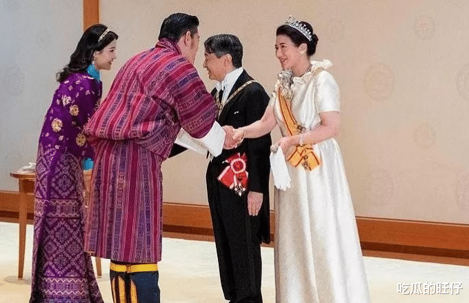 旺楚克|29岁佩玛王后出访日本，只有黄金发箍当王冠，用颜值身材撑场子