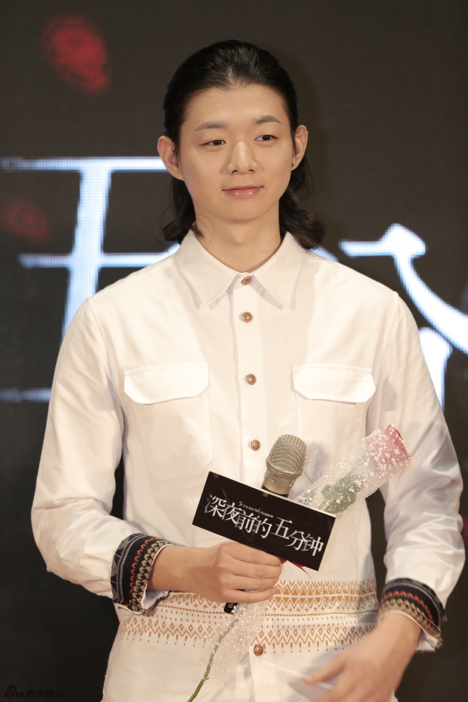 全球时尚号|霍尊风波后首次露面，火凤穿外套短裤接机，全程和儿子无交流