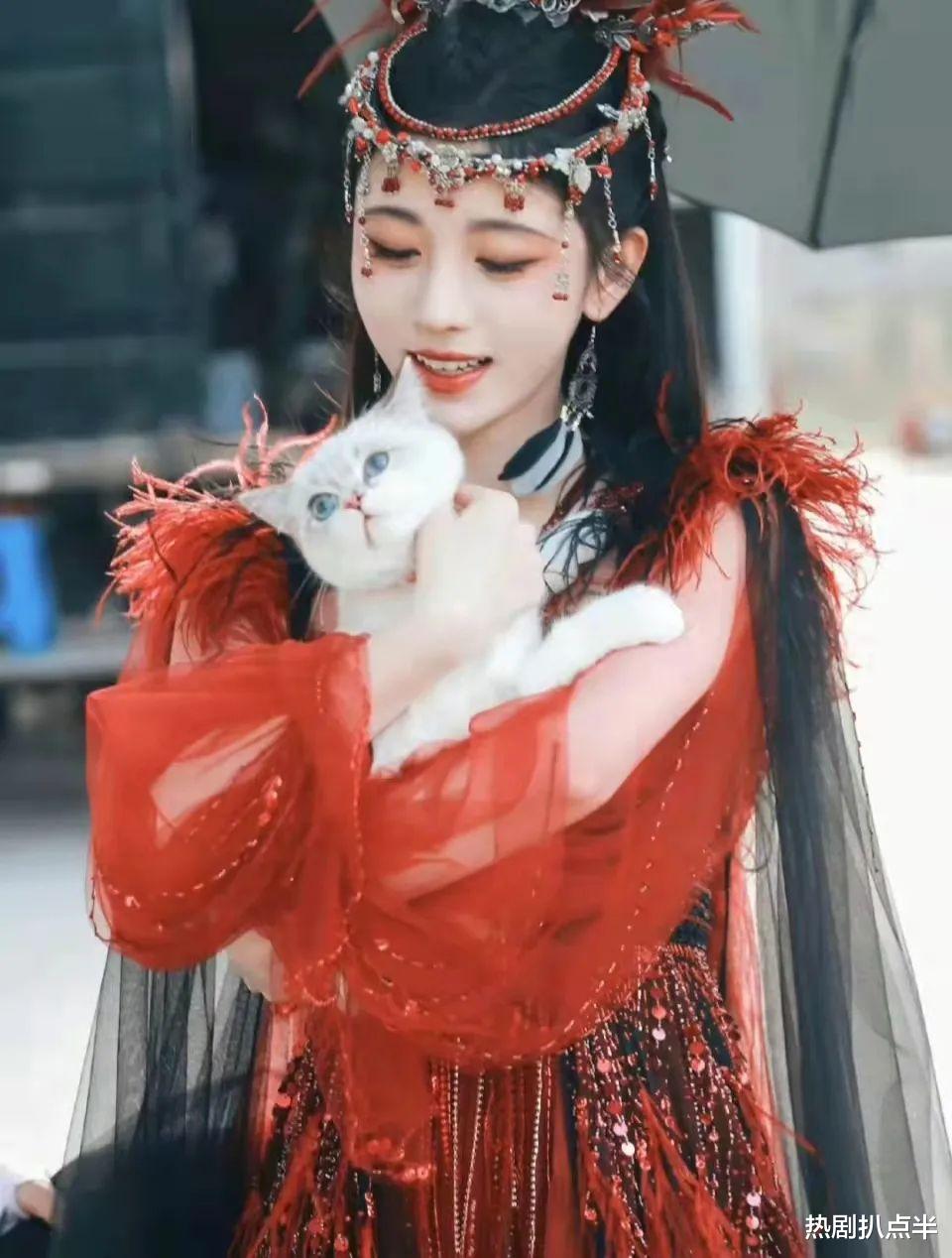 |鞠婧祎《花戎》再出路透，她终于放下包袱了，新发型像丫鬟