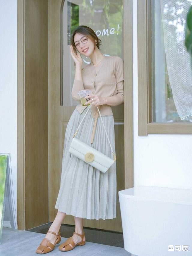 鱼司辰|无针织衫不秋天，搭配百褶裙简约又洋气，青春活力，太好看了